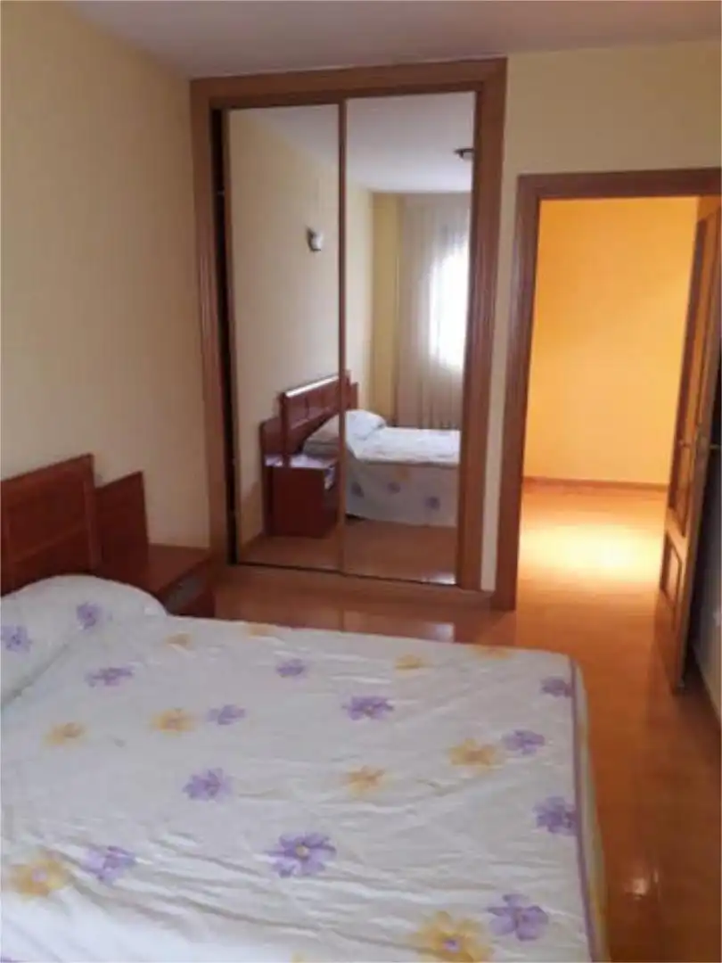 Dormitori de Apartament de lloguer en Venta de Baños amb Calefacció, Traster i Moblat