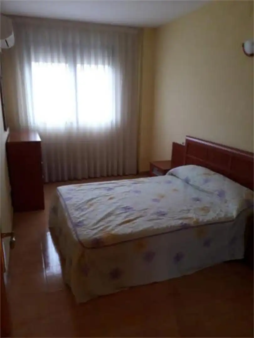 Dormitori de Apartament de lloguer en Venta de Baños amb Calefacció, Traster i Moblat