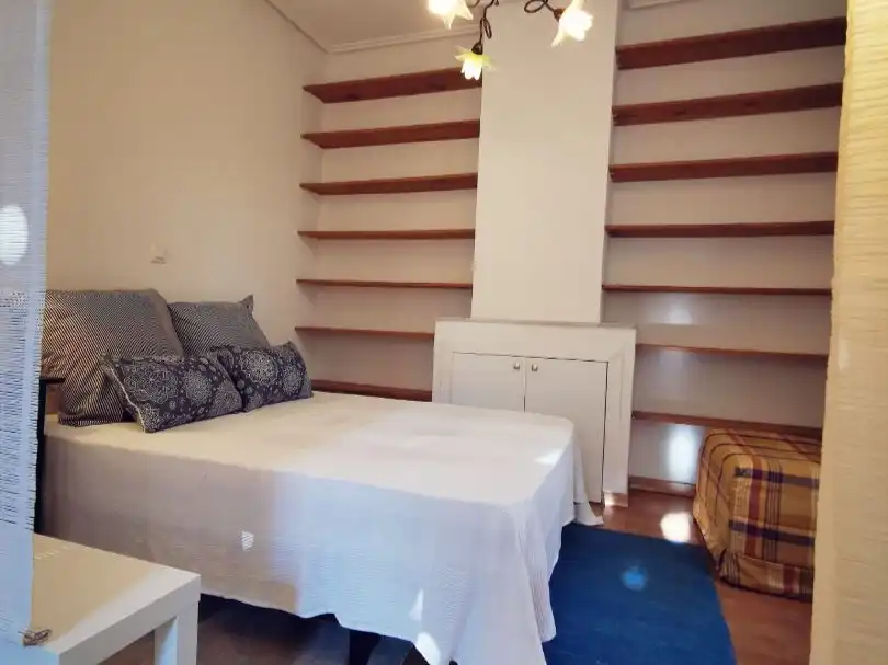 Dormitori de Apartament de lloguer en Madrid amb Calefacció i Moblat