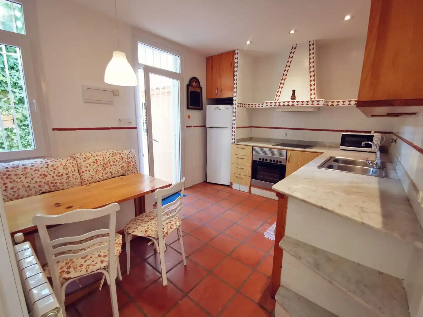 Cuina de Apartament de lloguer en Madrid amb Calefacció i Moblat