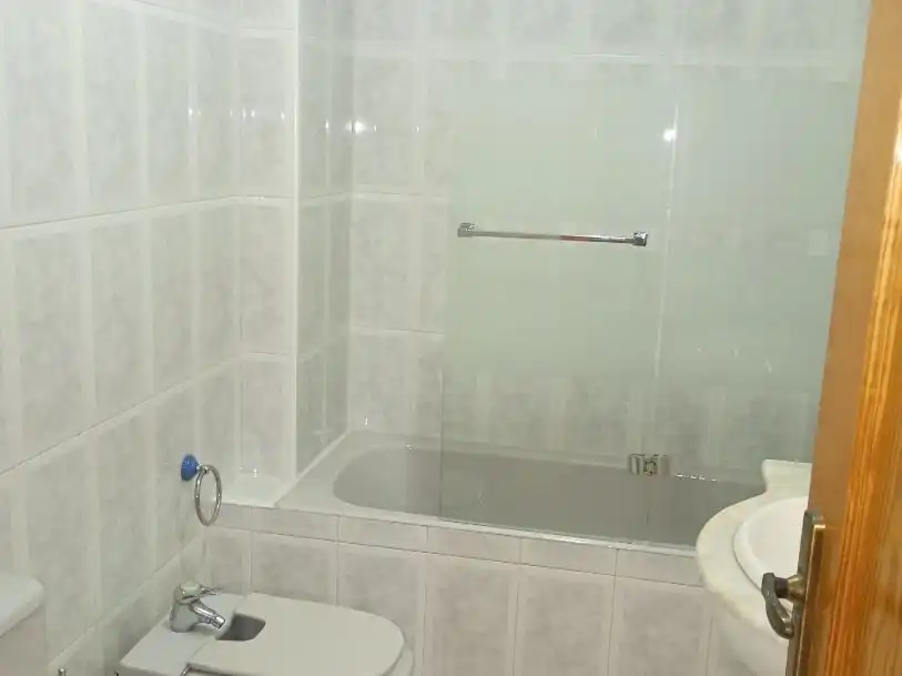Baño de Dúplex de alquiler en Adra con Aire acondicionado, Terraza y Amueblado