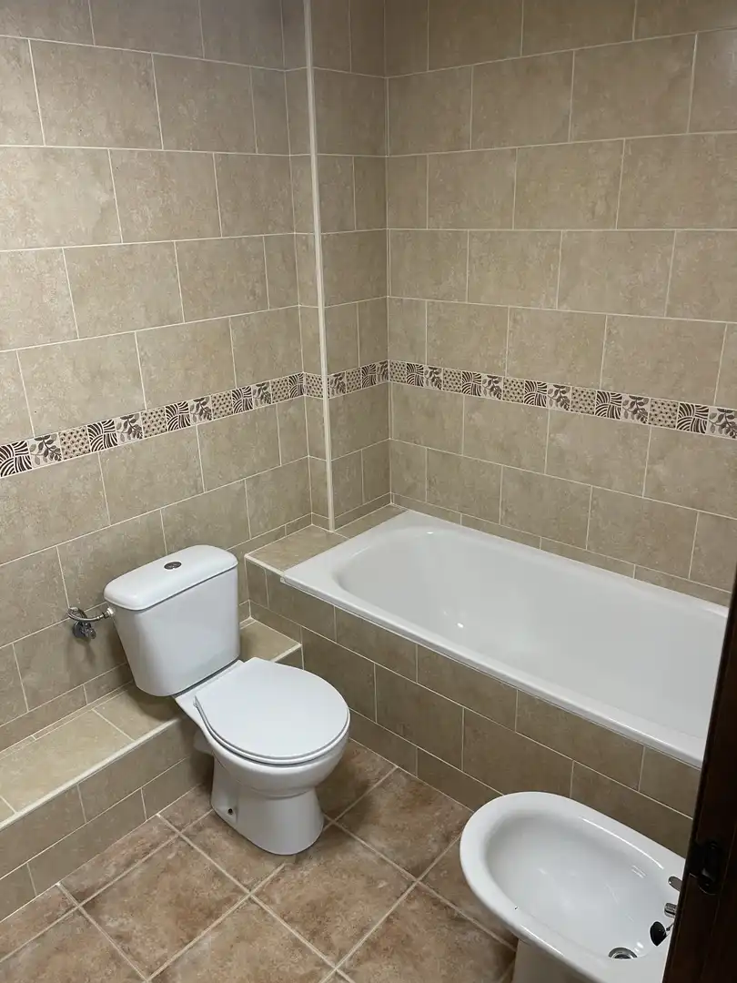Piso de alquiler en Calle Mayor, 5, Aguilar del Alfambra Baño de Piso de alquiler en Aguilar del Alfambra con Calefacción, Jardín privado y Parquet
