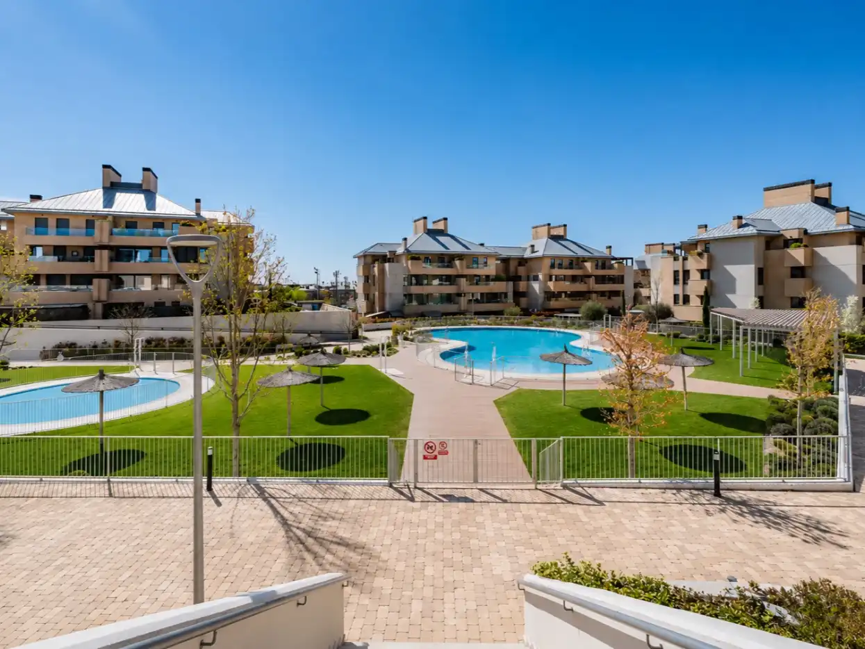 Pis en venda a Golf - El Carralero Vista exterior de Pis en venda en Majadahonda amb Aire condicionat, Calefacció i Jardí privat