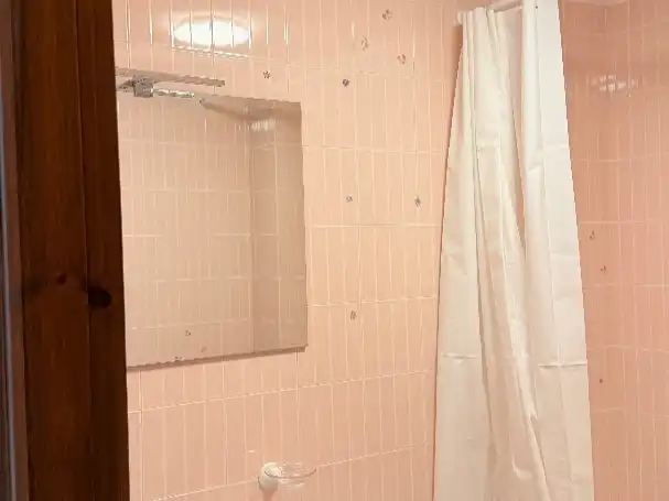 Wohnung zur Miete in Plaza Curtidores, 5, San Bartolomé - Millán de Priego Badezimmer von Wohnung zur Miete in Jaén Capital mit Balkon