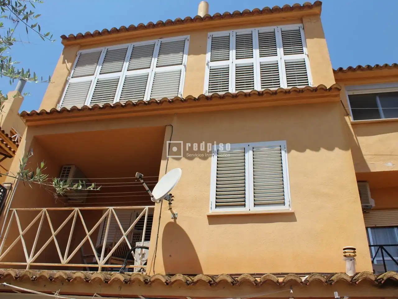 Außenansicht von Einfamilien-Reihenhaus zur Miete in Manises mit Klimaanlage, Terrasse und Balkon