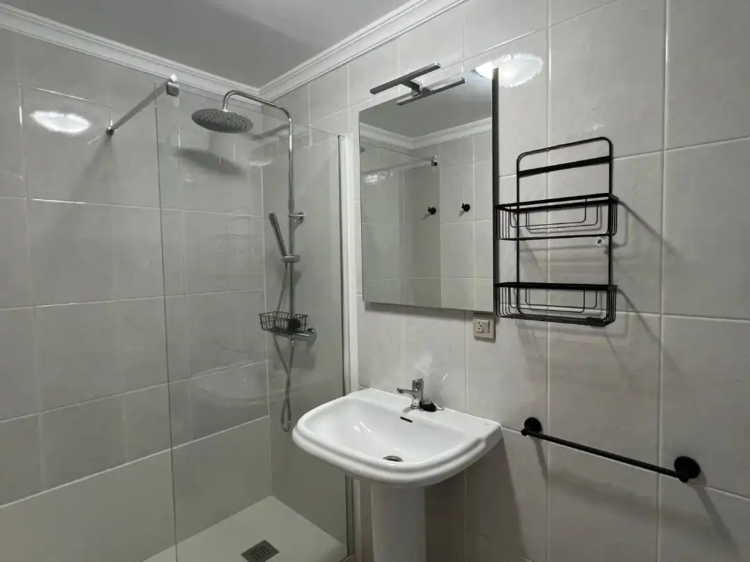 Bathroom of Flat for rent in Barreiros  with Terrace, Furnished and Community parking