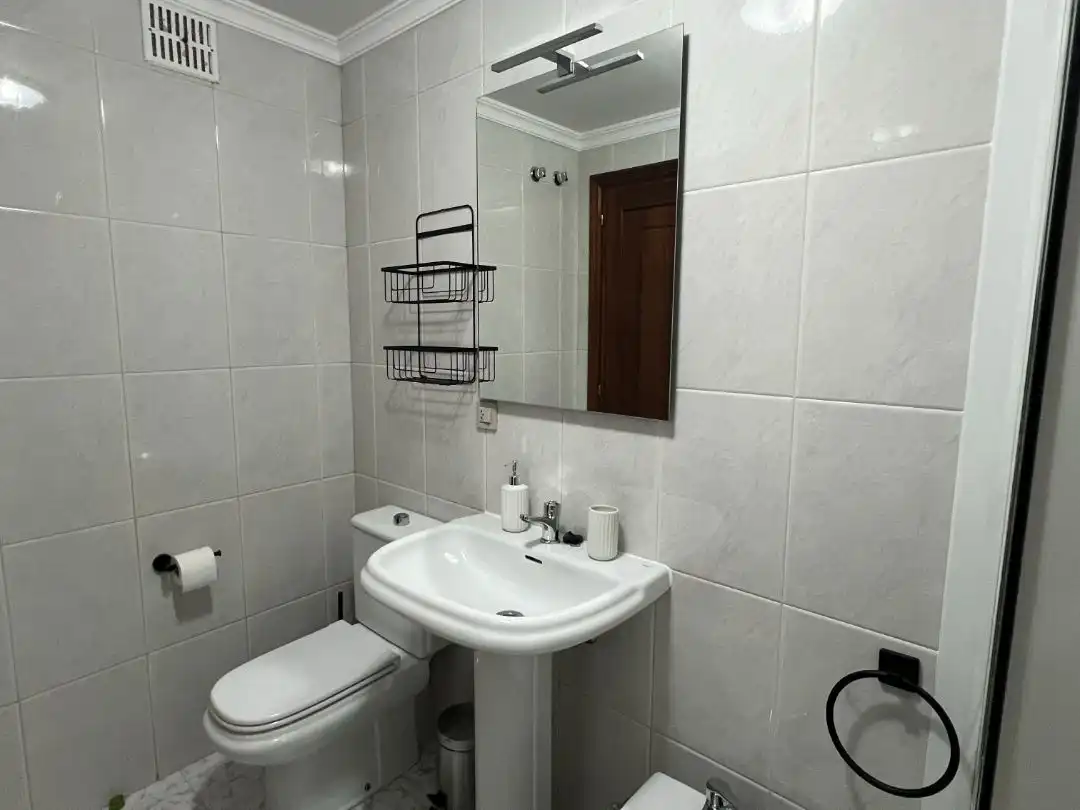 Bathroom of Flat for rent in Barreiros  with Terrace, Furnished and Community parking