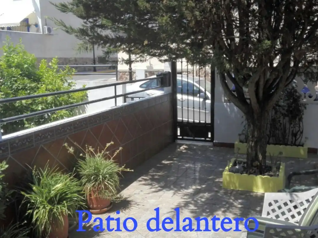 Einfamilien-Reihenhaus zum Verkauf in Calle Virgen del Rosario, 24, Olías del Rey Außenansicht von Einfamilien-Reihenhaus zum Verkauf in Olías del Rey mit Klimaanlage, Terrasse und Balkon