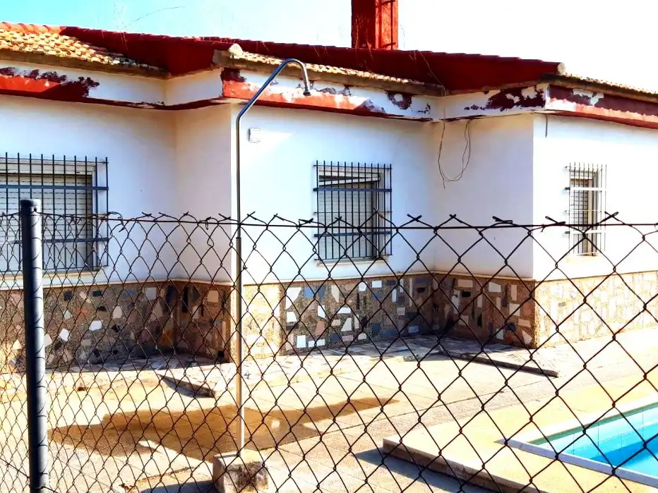 Wohnung zum Verkauf in Andújar Außenansicht von Wohnung zum Verkauf in Andújar mit Terrasse, Abstellraum und Schwimmbad