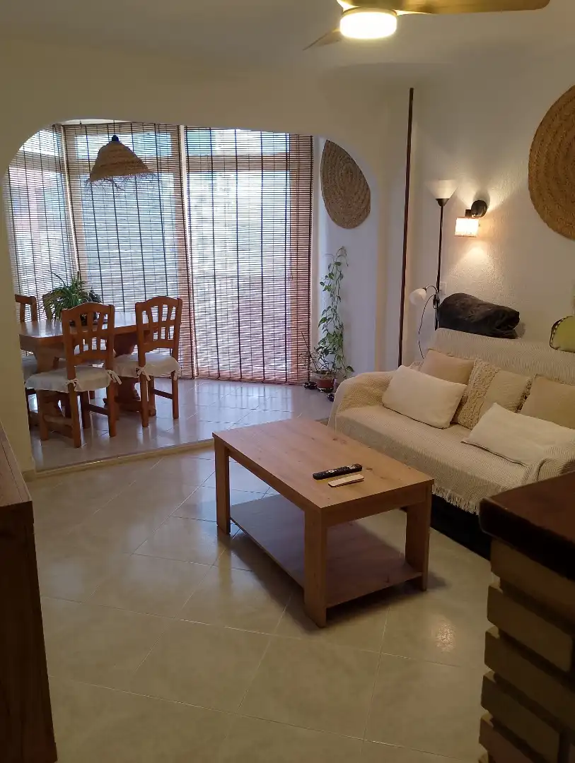 Apartament de lloguer a Calle Luxemburgo, 2, Playa Arenal - Bol Sala d'estar de Apartament de lloguer en Calpe / Calp amb Aire condicionat, Jardí privat i Terrassa