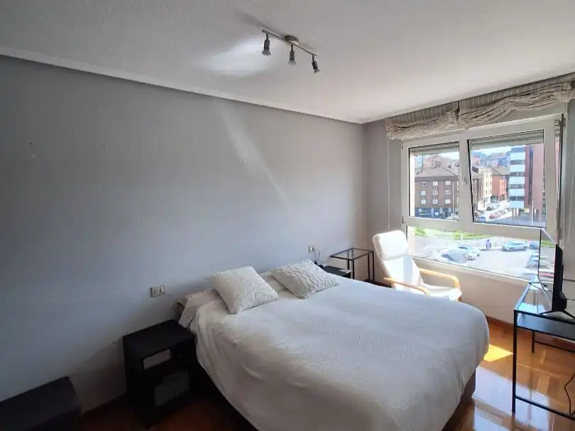 Schlafzimmer von Wohnung zur Miete in Gijón  mit Heizung, Parkett und Abstellraum