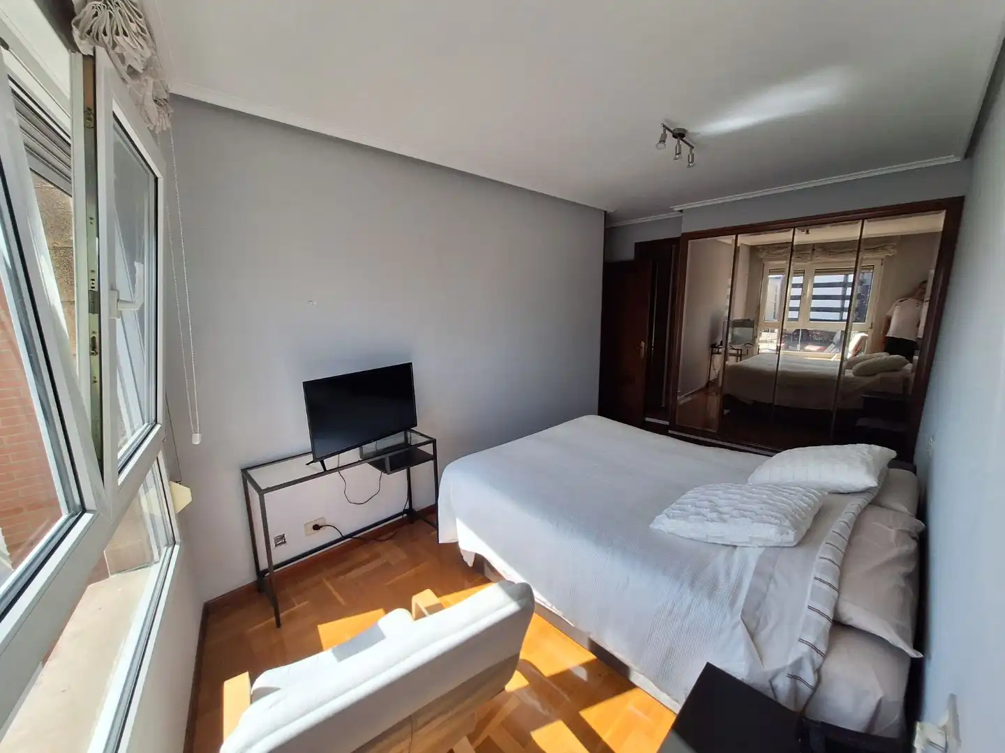 Schlafzimmer von Wohnung zur Miete in Gijón  mit Heizung, Parkett und Abstellraum