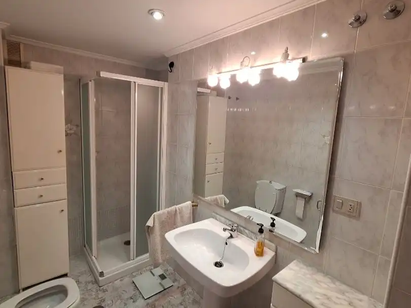 Badezimmer von Wohnung zur Miete in Gijón  mit Heizung, Parkett und Abstellraum
