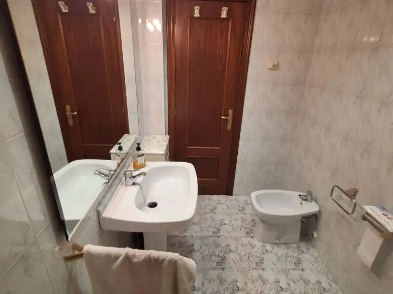 Badezimmer von Wohnung zur Miete in Gijón  mit Heizung, Parkett und Abstellraum