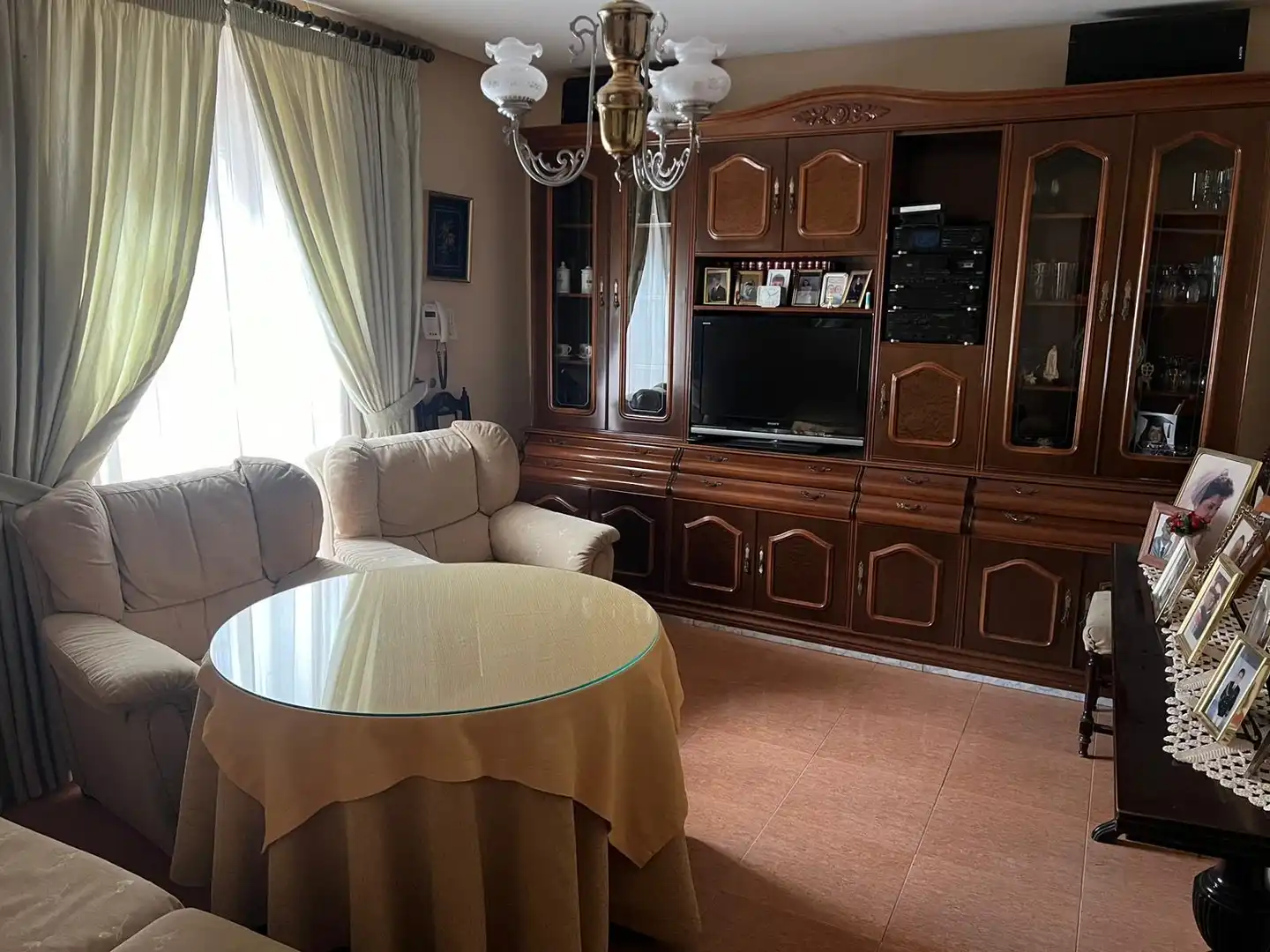 Casa adosada en venda a Calle Santa Brígida, 12, Belén - San Roque Sala d'estar de Casa adosada en venda en Jaén amb Terrassa i Traster