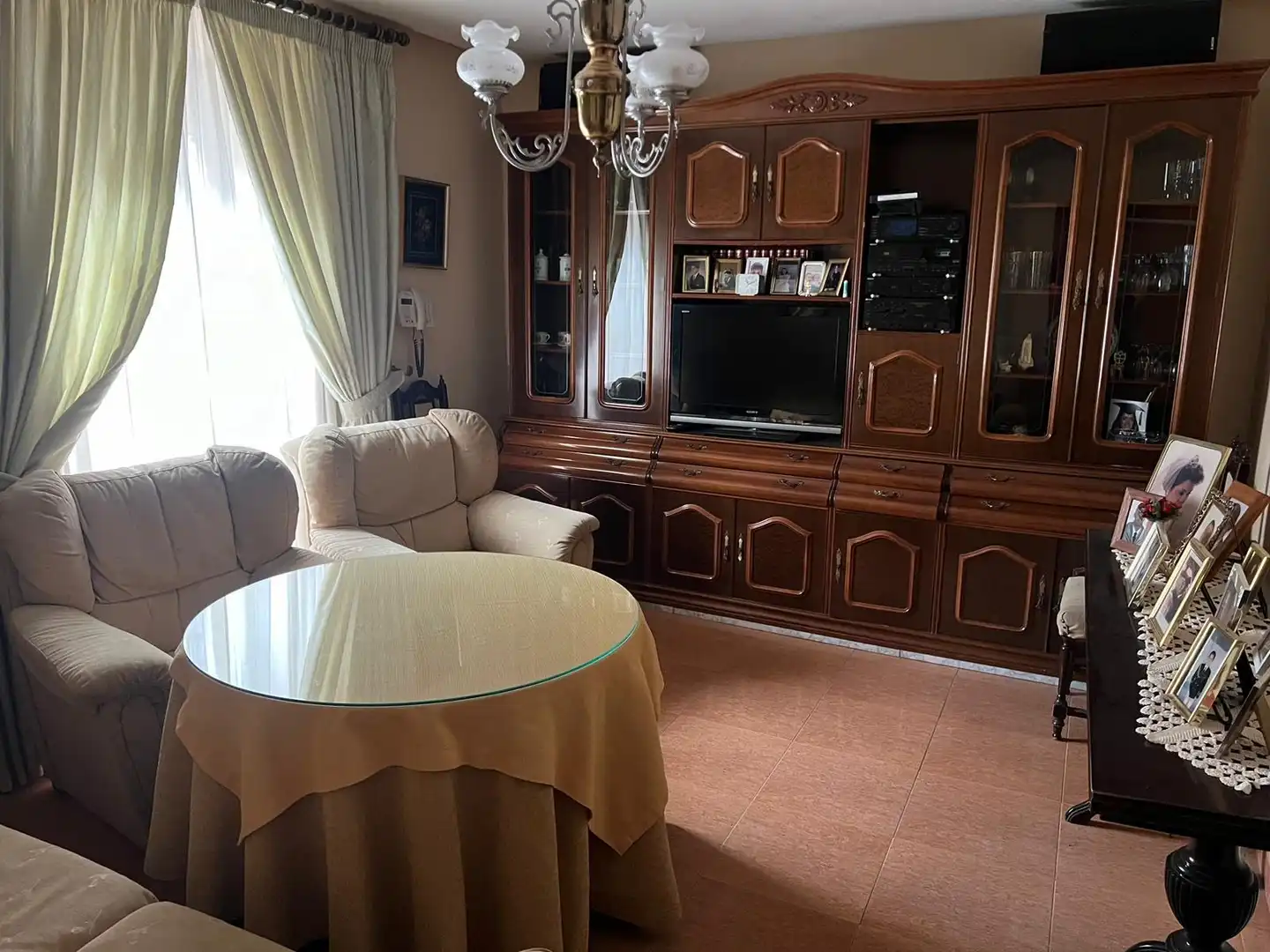Casa adosada en venda a Calle Santa Brígida, 12, Belén - San Roque Sala d'estar de Casa adosada en venda en Jaén amb Terrassa i Traster