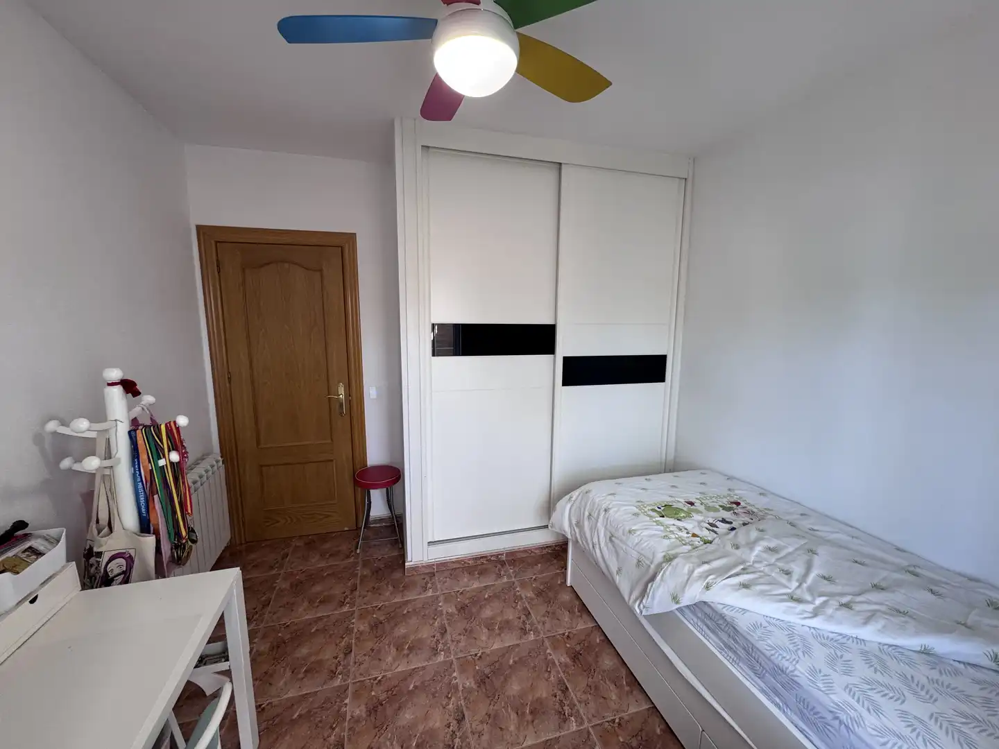 Casa adosada en venda a Calle Violetas, 1, Mojadillas - Parque de las Infantas - El Paraiso Dormitori de Casa adosada en venda en Valdemorillo amb Calefacció, Jardí privat i Terrassa