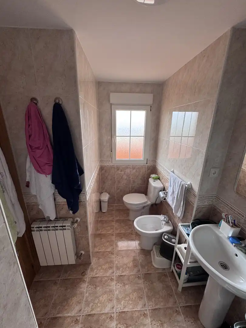 Casa adosada en venda a Calle Violetas, 1, Mojadillas - Parque de las Infantas - El Paraiso Bany de Casa adosada en venda en Valdemorillo amb Calefacció, Jardí privat i Terrassa