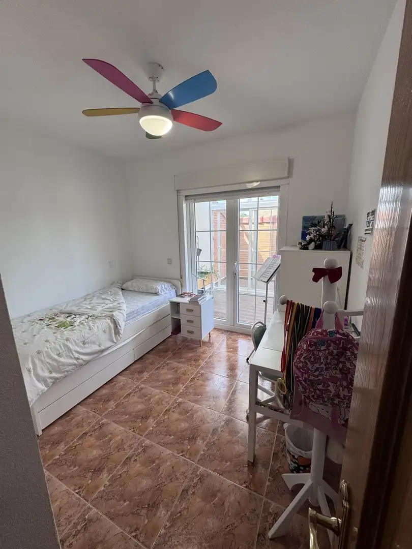 Casa adosada en venda a Calle Violetas, 1, Mojadillas - Parque de las Infantas - El Paraiso Dormitori de Casa adosada en venda en Valdemorillo amb Calefacció, Jardí privat i Terrassa
