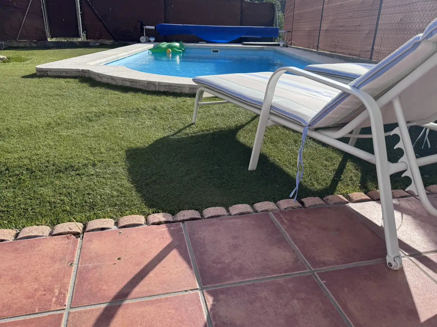 Einfamilien-Reihenhaus zum Verkauf in Calle Violetas, 1, Mojadillas - Parque de las Infantas - El Paraiso Schwimmbecken von Einfamilien-Reihenhaus zum Verkauf in Valdemorillo mit Heizung, Privatgarten und Terrasse