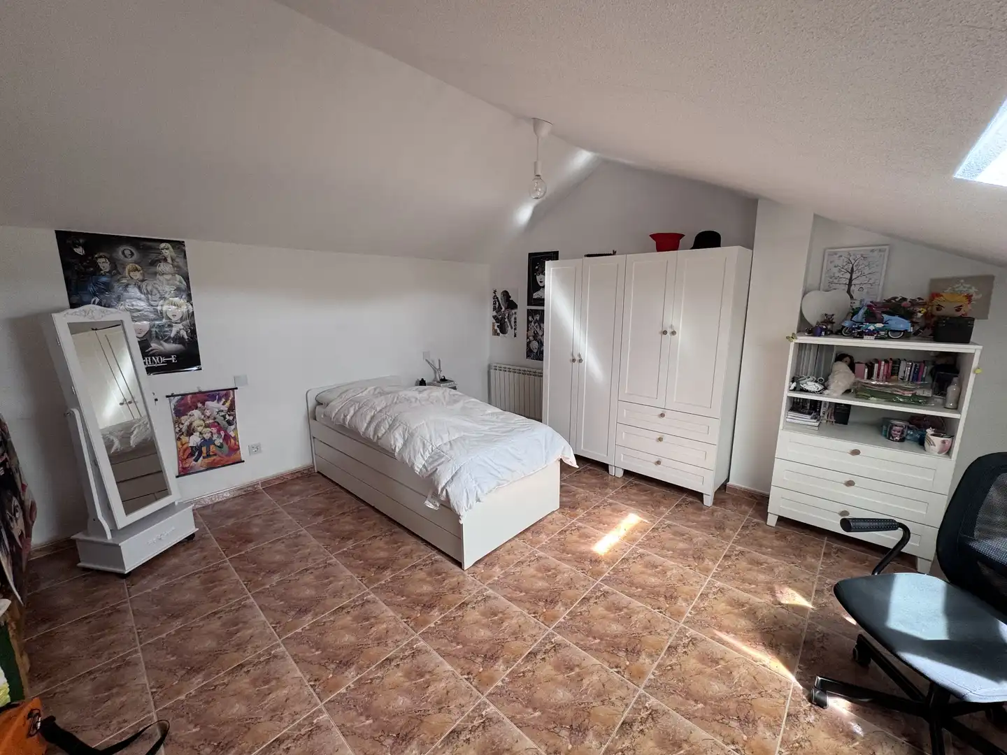 Casa adosada en venda a Calle Violetas, 1, Mojadillas - Parque de las Infantas - El Paraiso Dormitori de Casa adosada en venda en Valdemorillo amb Calefacció, Jardí privat i Terrassa