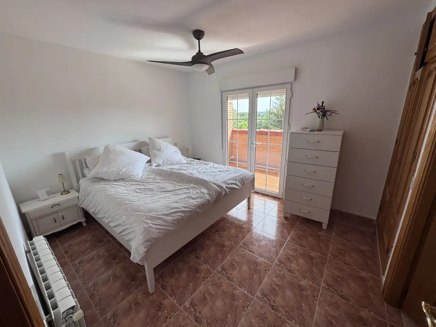 Casa adosada en venda a Calle Violetas, 1, Mojadillas - Parque de las Infantas - El Paraiso Dormitori de Casa adosada en venda en Valdemorillo amb Calefacció, Jardí privat i Terrassa