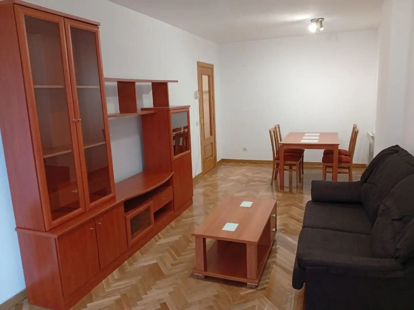 Wohnung zur Miete in Calle de Rafael Bergamín, 6, San Juan Bautista Wohnzimmer von Wohnung zur Miete in Madrid Capital mit Klimaanlage und Schwimmbad