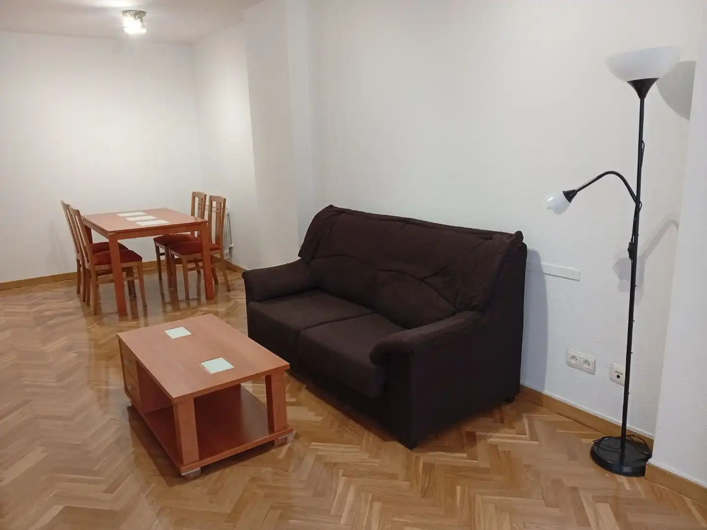 Wohnung zur Miete in Calle de Rafael Bergamín, 6, San Juan Bautista Wohnzimmer von Wohnung zur Miete in Madrid Capital mit Klimaanlage und Schwimmbad