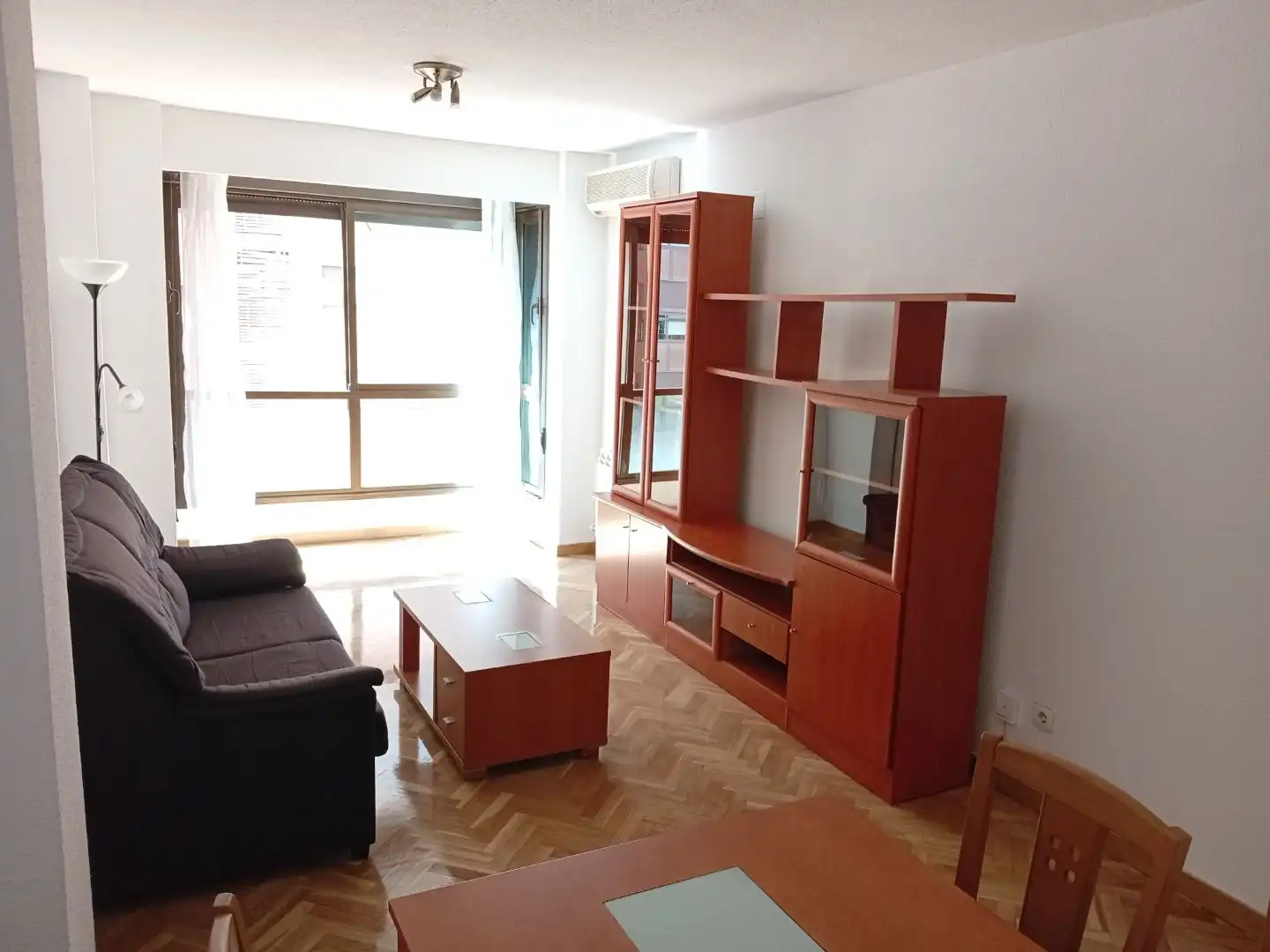 Wohnung zur Miete in Calle de Rafael Bergamín, 6, San Juan Bautista Wohnzimmer von Wohnung zur Miete in Madrid Capital mit Klimaanlage und Schwimmbad