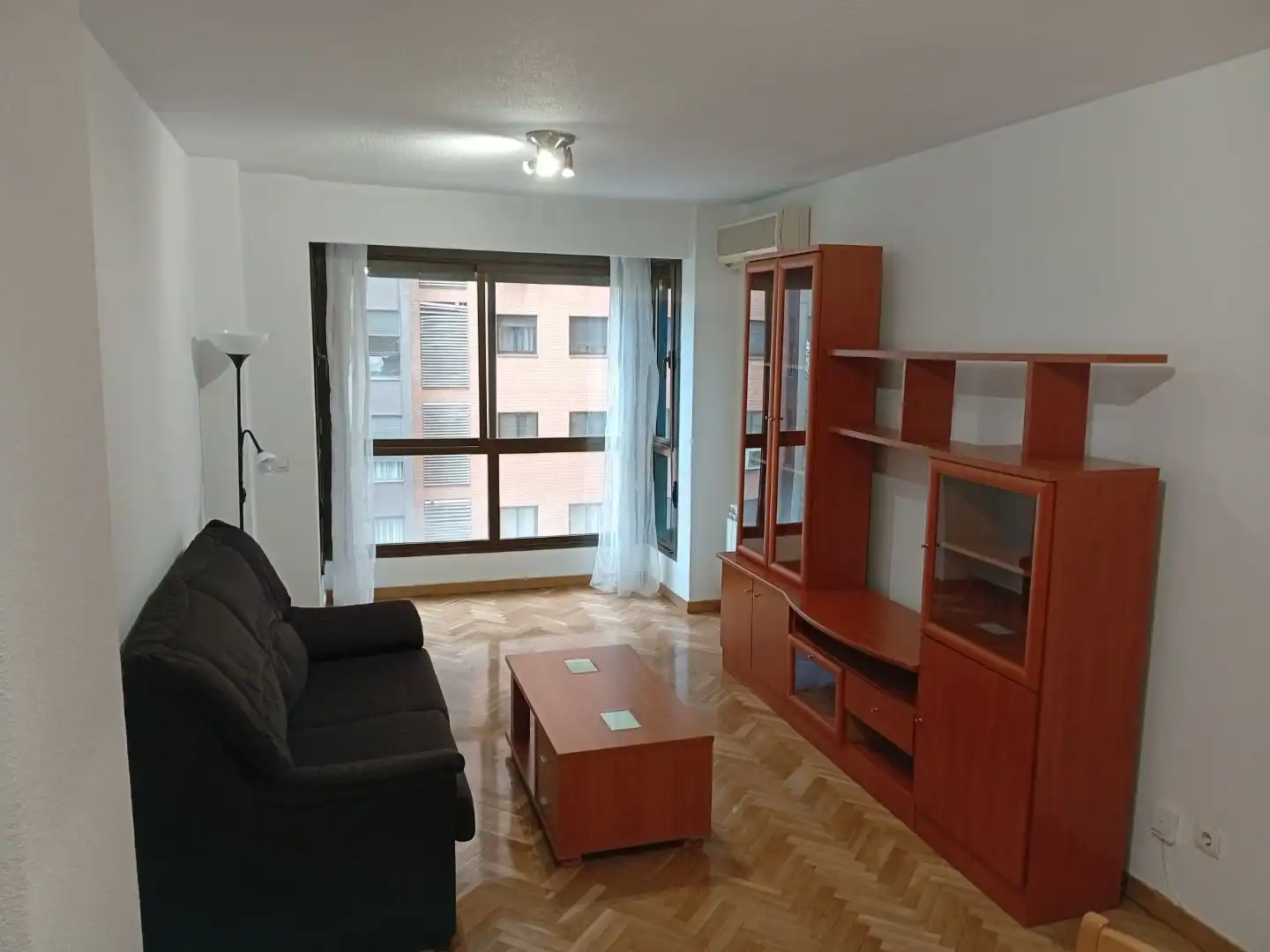 Wohnung zur Miete in Calle de Rafael Bergamín, 6, San Juan Bautista Wohnzimmer von Wohnung zur Miete in Madrid Capital mit Klimaanlage und Schwimmbad