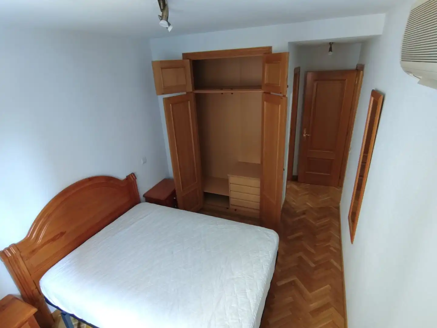 Wohnung zur Miete in Calle de Rafael Bergamín, 6, San Juan Bautista Schlafzimmer von Wohnung zur Miete in Madrid Capital mit Klimaanlage und Schwimmbad