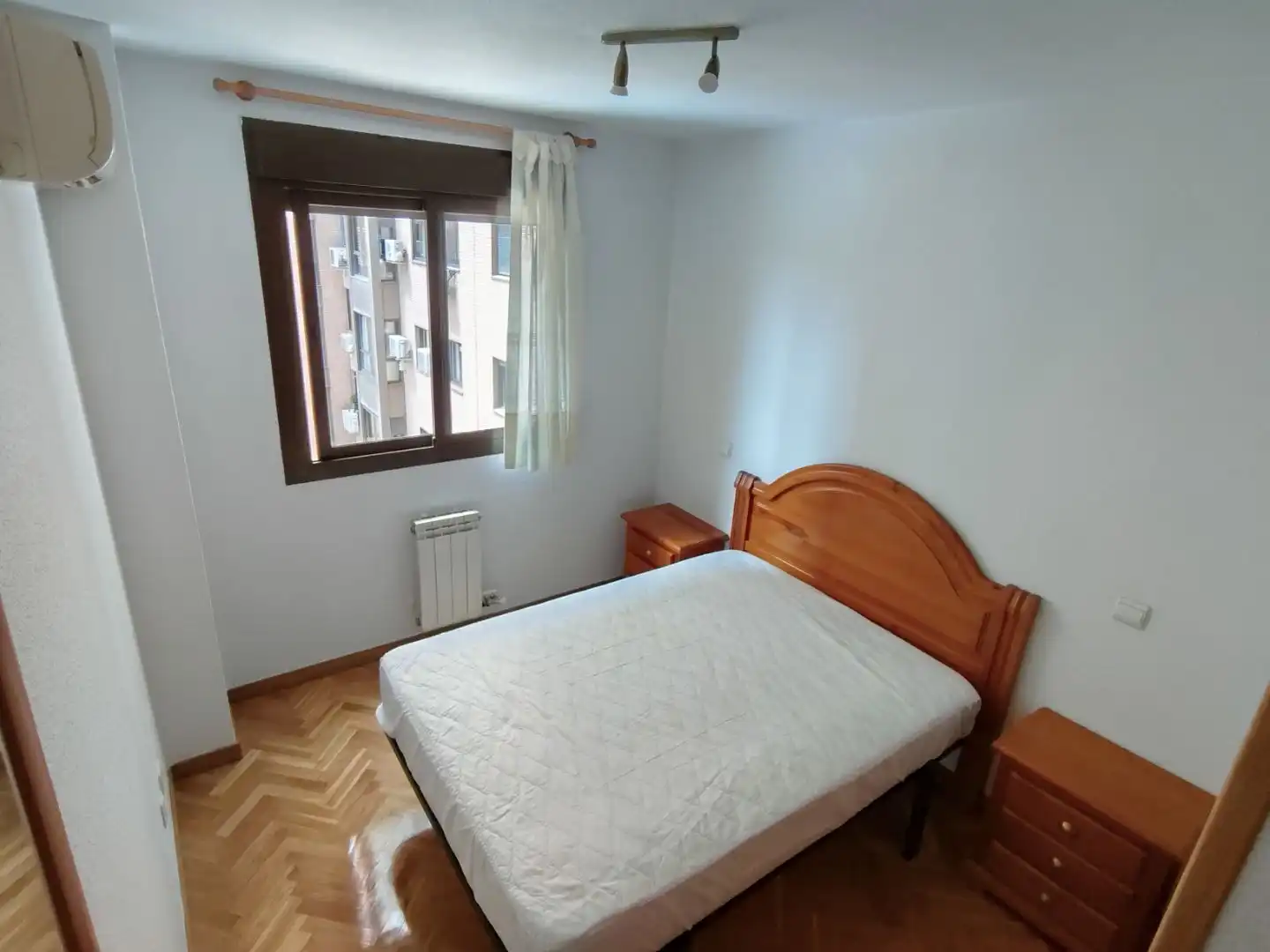 Wohnung zur Miete in Calle de Rafael Bergamín, 6, San Juan Bautista Schlafzimmer von Wohnung zur Miete in Madrid Capital mit Klimaanlage und Schwimmbad