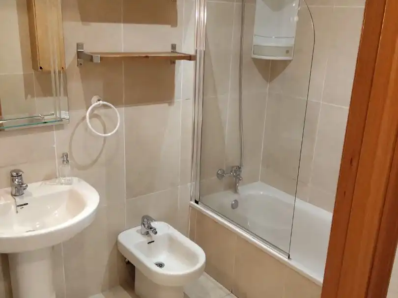 Wohnung zur Miete in Calle de Rafael Bergamín, 6, San Juan Bautista Badezimmer von Wohnung zur Miete in Madrid Capital mit Klimaanlage und Schwimmbad