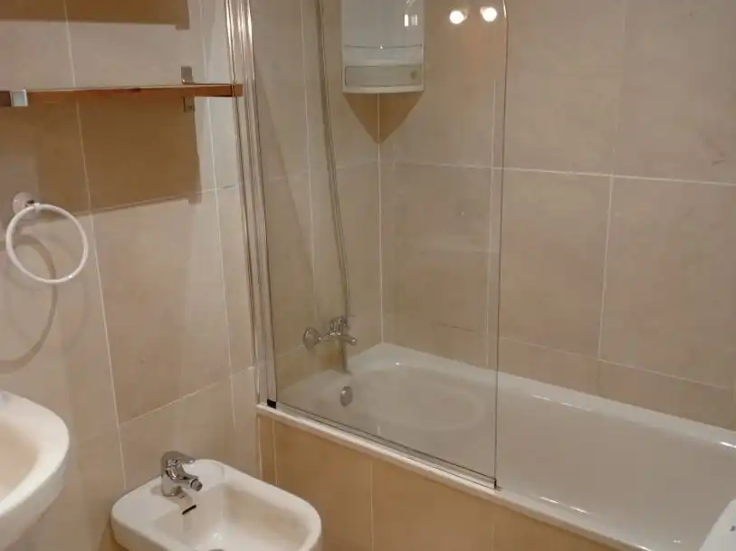 Wohnung zur Miete in Calle de Rafael Bergamín, 6, San Juan Bautista Badezimmer von Wohnung zur Miete in Madrid Capital mit Klimaanlage und Schwimmbad