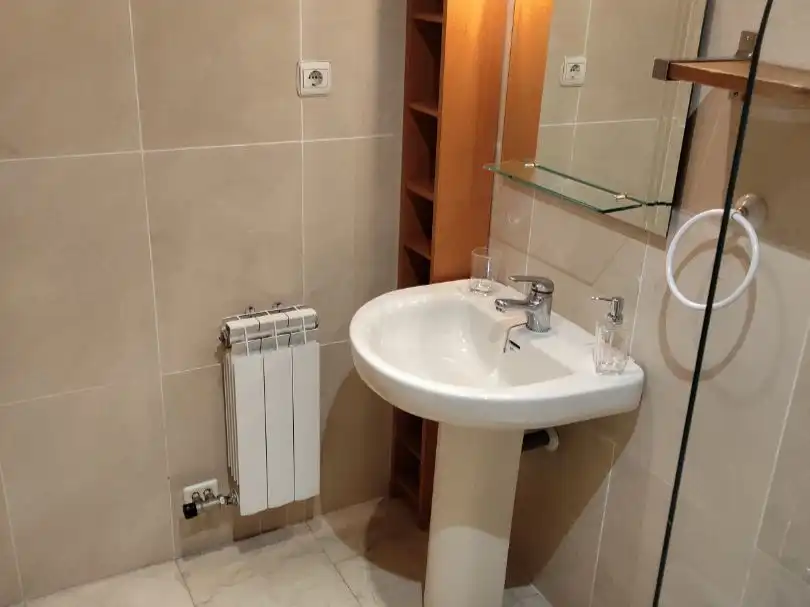 Wohnung zur Miete in Calle de Rafael Bergamín, 6, San Juan Bautista Badezimmer von Wohnung zur Miete in Madrid Capital mit Klimaanlage und Schwimmbad