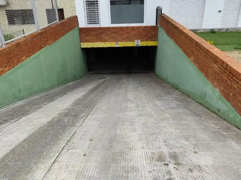 Parkplatz von Wohnung zur Miete in  Sevilla Capital mit Klimaanlage und Schwimmbad
