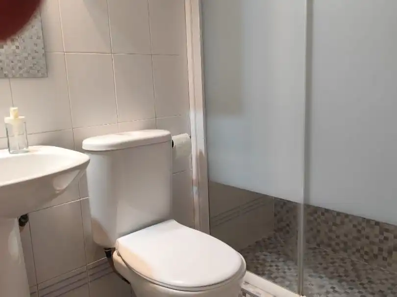 Badezimmer von Wohnung zur Miete in  Sevilla Capital mit Klimaanlage und Schwimmbad