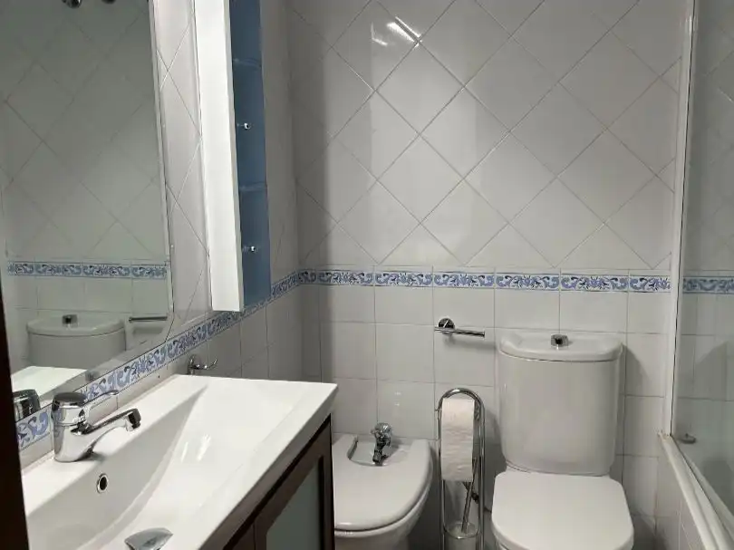 Habitación en Plaza de Vista Alegre, 3, Vista Alegre - Parque Cruz Conde Baño de Piso para compartir en Córdoba con Aire acondicionado y Amueblado