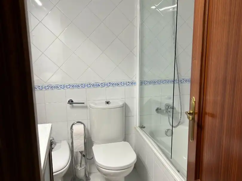 Habitación en Plaza de Vista Alegre, 3, Vista Alegre - Parque Cruz Conde Baño de Piso para compartir en Córdoba con Aire acondicionado y Amueblado