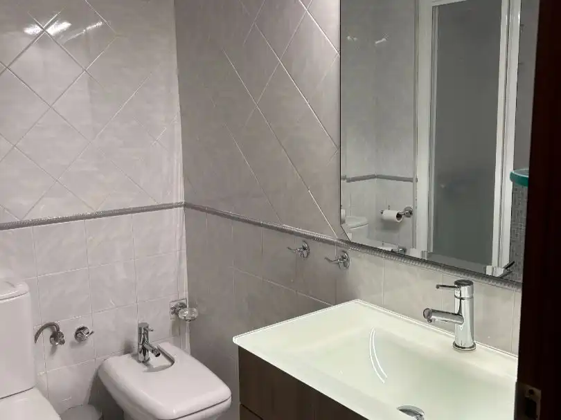 Habitación en Plaza de Vista Alegre, 3, Vista Alegre - Parque Cruz Conde Baño de Piso para compartir en Córdoba con Aire acondicionado y Amueblado