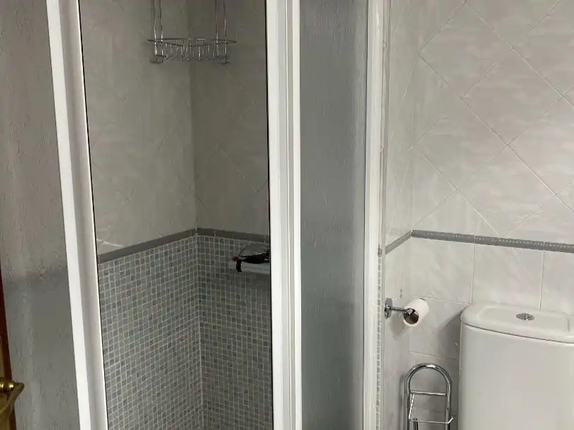 Habitación en Plaza de Vista Alegre, 3, Vista Alegre - Parque Cruz Conde Baño de Piso para compartir en Córdoba con Aire acondicionado y Amueblado