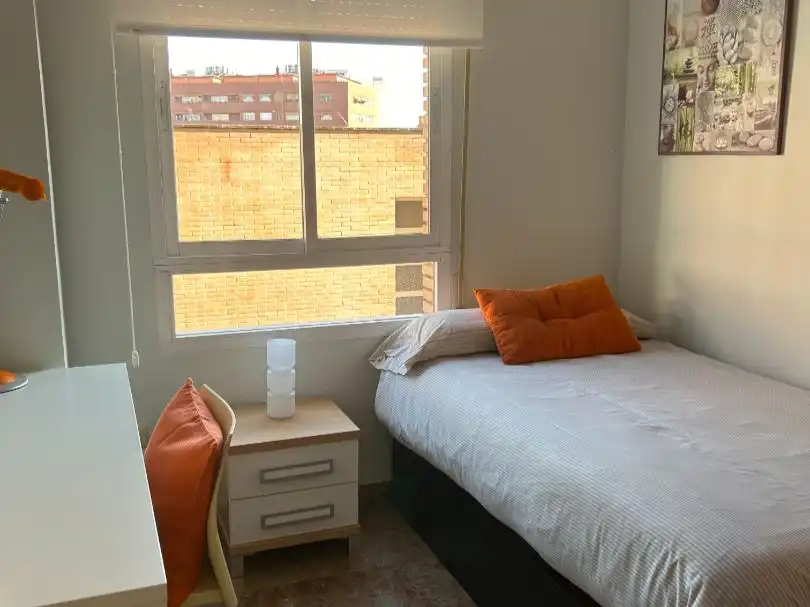 Habitación en Plaza de Vista Alegre, 3, Vista Alegre - Parque Cruz Conde Habitación de Piso para compartir en Córdoba con Aire acondicionado y Amueblado