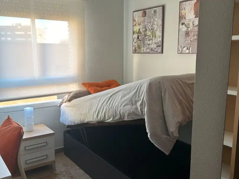 Habitación en Plaza de Vista Alegre, 3, Vista Alegre - Parque Cruz Conde Habitación de Piso para compartir en Córdoba con Aire acondicionado y Amueblado