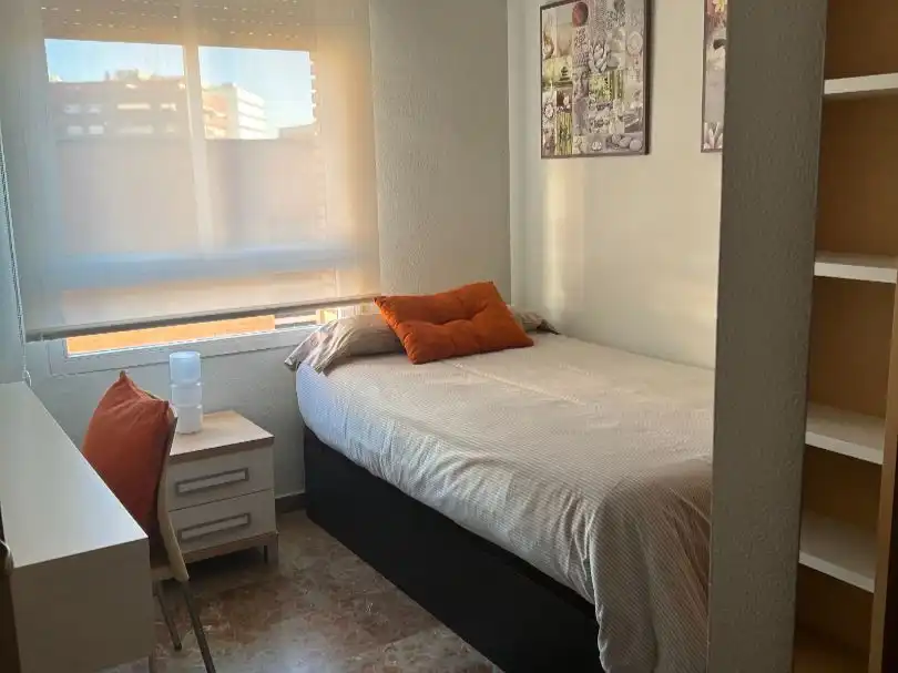 Habitación en Plaza de Vista Alegre, 3, Vista Alegre - Parque Cruz Conde Habitación de Piso para compartir en Córdoba con Aire acondicionado y Amueblado