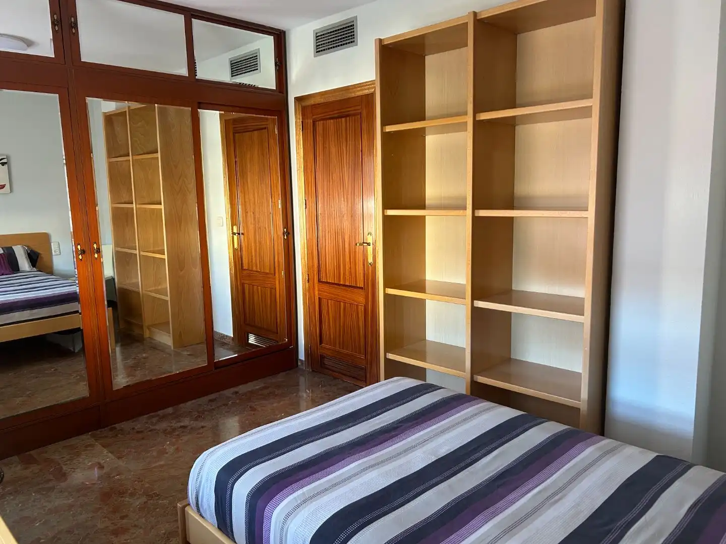 Habitación en Plaza de Vista Alegre, 3, Vista Alegre - Parque Cruz Conde Habitación de Piso para compartir en Córdoba con Aire acondicionado y Amueblado