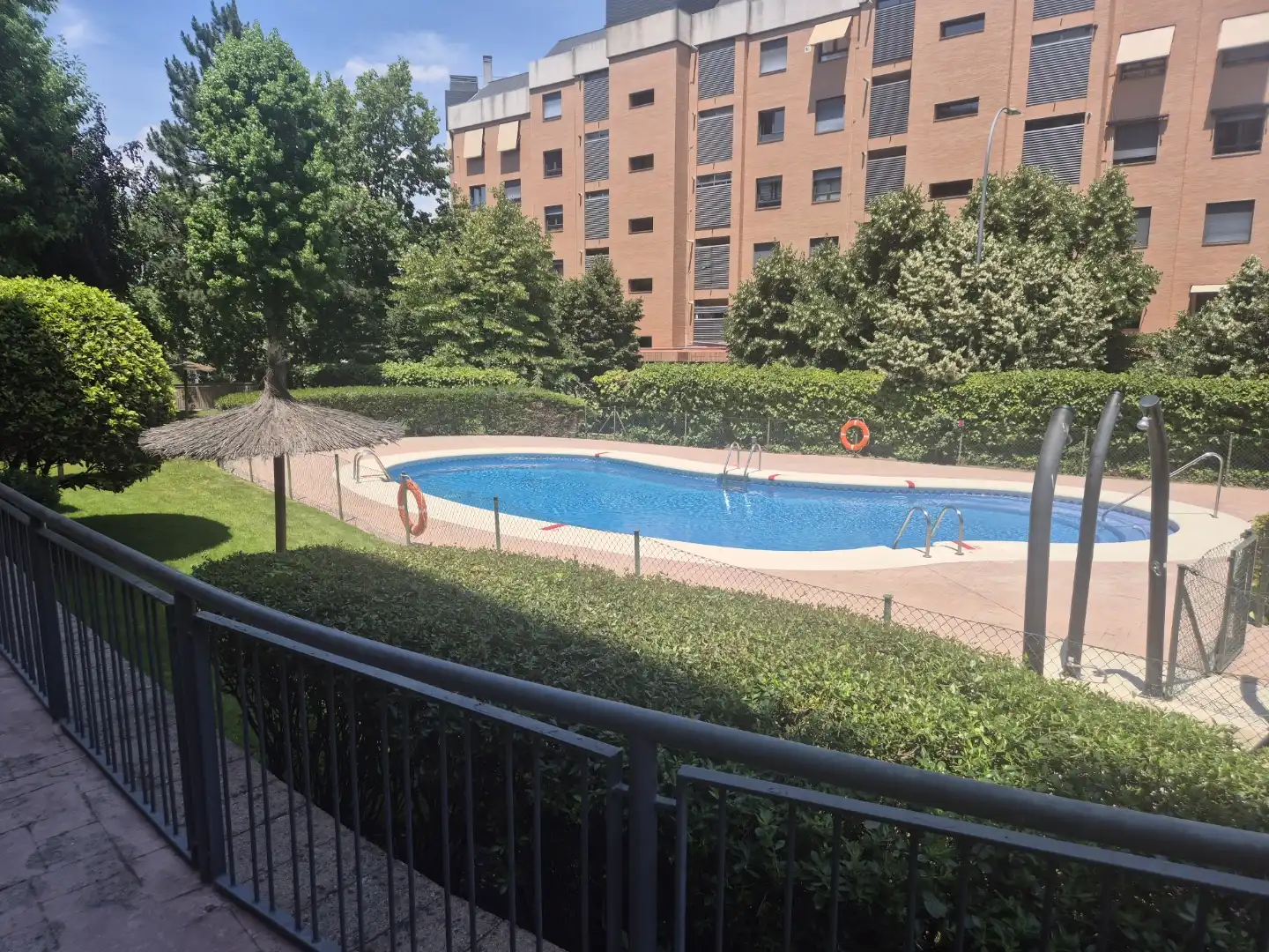 Piscina de Pis de lloguer en Madrid amb Aire condicionat, Calefacció i Traster