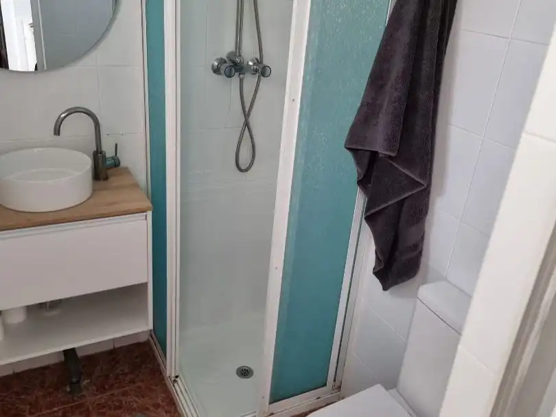 Einfamilien-Reihenhaus zur Miete in Calle Río Sena, 12, Los Cuarteros Badezimmer von Einfamilien-Reihenhaus zur Miete in San Pedro del Pinatar mit Klimaanlage, Heizung und Privatgarten