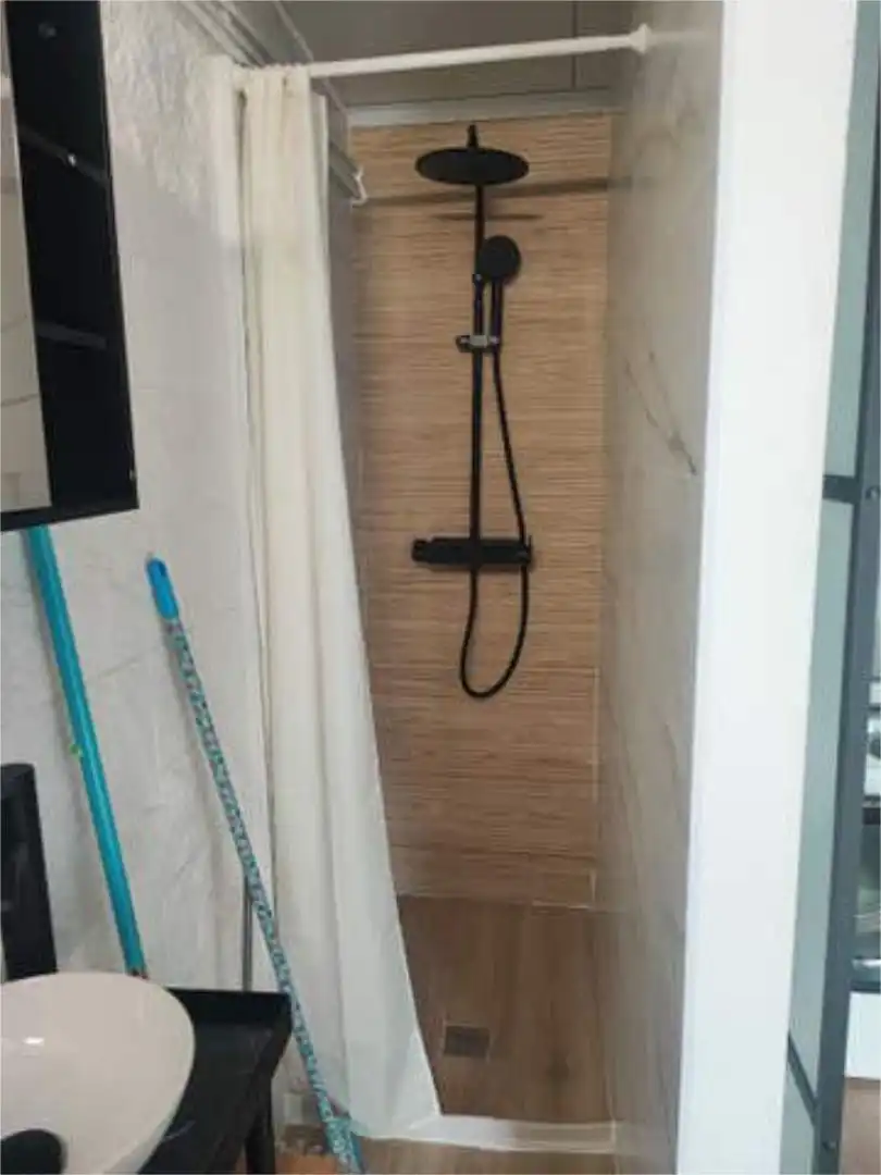 Loft de alquiler en Los Ángeles - Cruz de Caravaca Baño de Loft de alquiler en Almería con Calefacción, Terraza y Amueblado