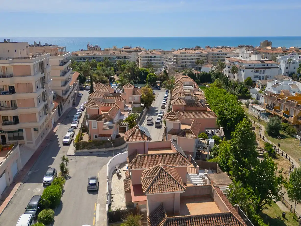 Vista exterior de Casa o xalet en venda en Manilva amb Aire condicionat, Terrassa i Piscina