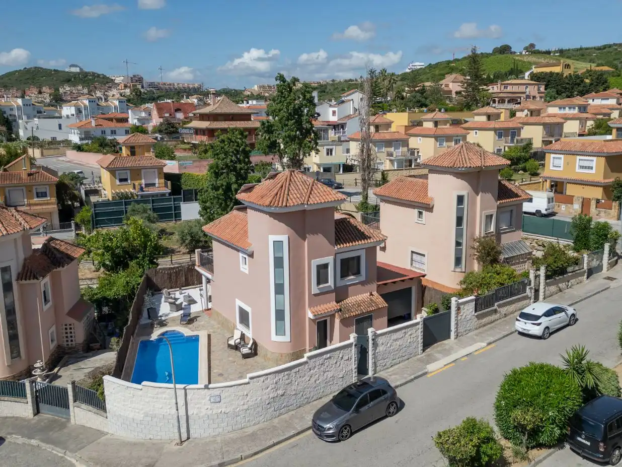 Vista exterior de Casa o xalet en venda en Manilva amb Aire condicionat, Terrassa i Piscina